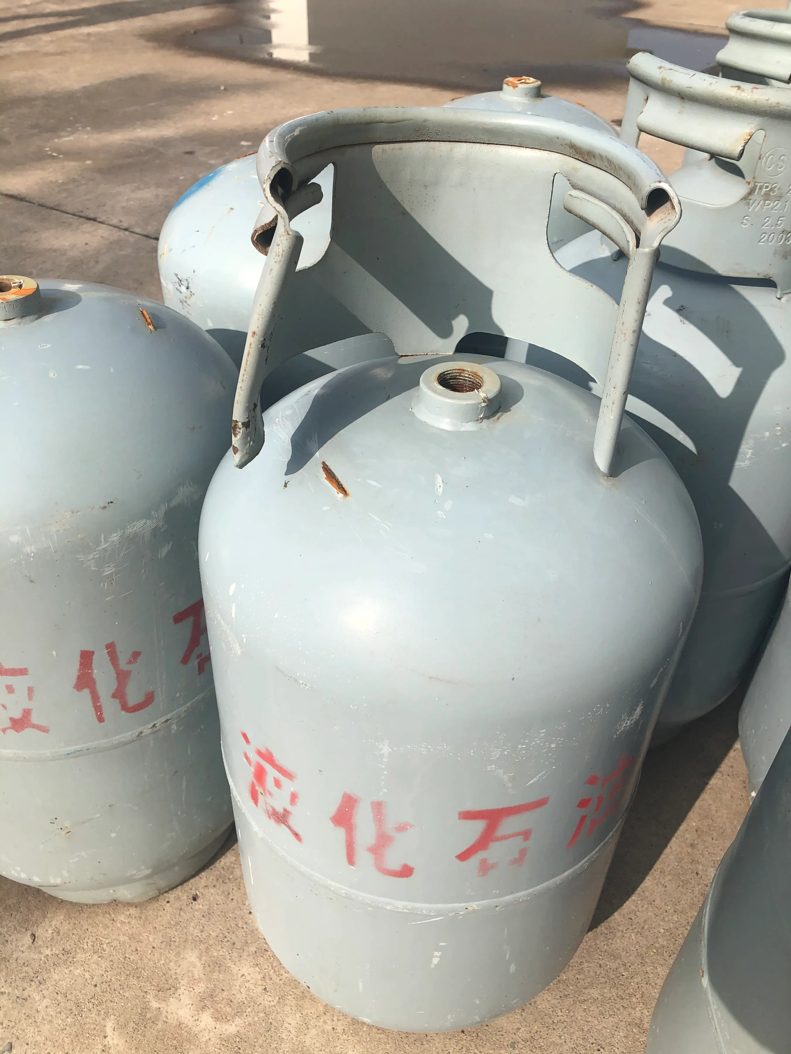 一開門就發(fā)生了爆炸,當場被炸傷，這是怎么回事？