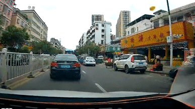 可怕，車輛運行中后備箱煤氣罐發(fā)生泄漏爆炸