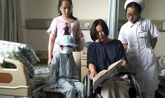 女孩洗澡時煤氣爆炸致全身燒傷，被人喊“丑八怪” 渴望讀書 