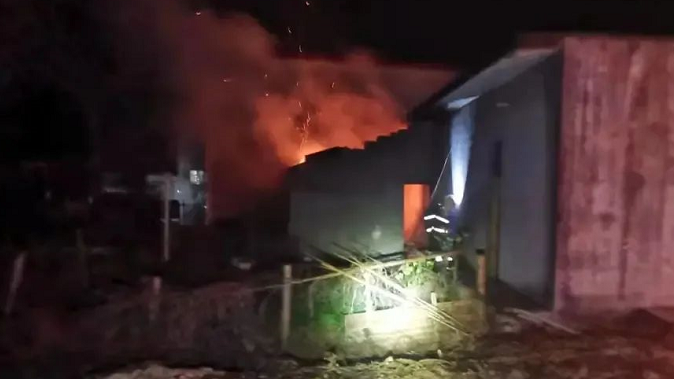 益陽一居民家中因電路引發(fā)火災(zāi)，引燃液化氣罐....