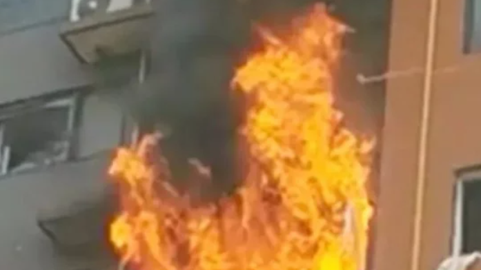 遼寧一居民樓發(fā)生燃?xì)獗?，現(xiàn)場(chǎng)火勢(shì)猛烈，周圍住戶均受其殃及