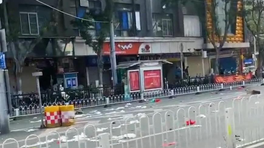 廣州荔灣區(qū)一大廈住宅內(nèi)發(fā)生煤氣爆炸，沖擊波致雜物飛濺至馬路。